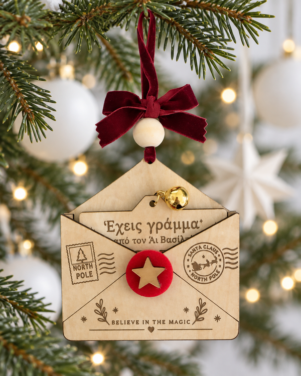 Ξύλινο γούρι γράμμα από τον Άι Βασίλη με QR, κρεμασμένο σε χριστουγεννιάτικο έλατο