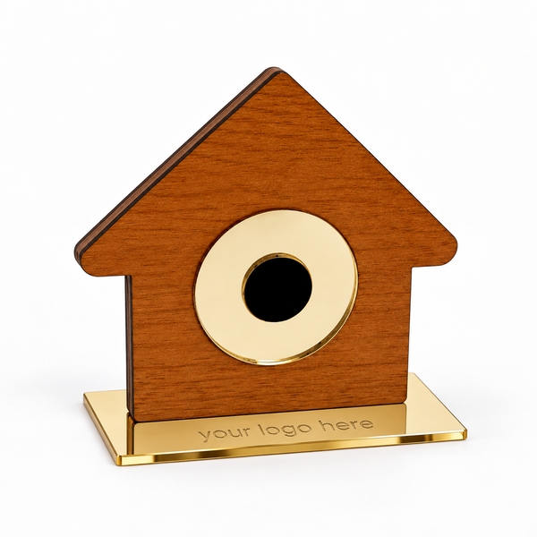 Εταιρικό γούρι σπιτάκι HOME EYE από MDF οξιάς, με χρυσό μάτι, μαύρη κόρη και βάση από χρυσό πλεξιγκλάς καθρέφτη με ενδεικτική χάραξη λογοτύπου – So Cute Cut.