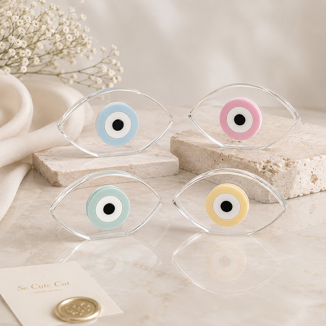 Luxury επιτραπέζιο ματάκι βάπτισης από διάφανο plexiglass με pastel διπλής όψης ακρυλικό μάτι της So Cute Cut σε minimal σκηνικό