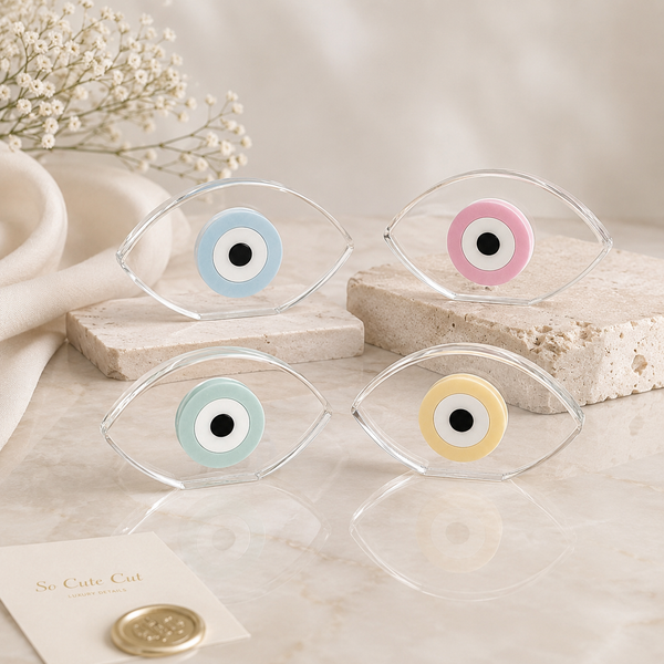 Luxury επιτραπέζιο ματάκι βάπτισης από διάφανο plexiglass με pastel διπλής όψης ακρυλικό μάτι της So Cute Cut σε minimal σκηνικό