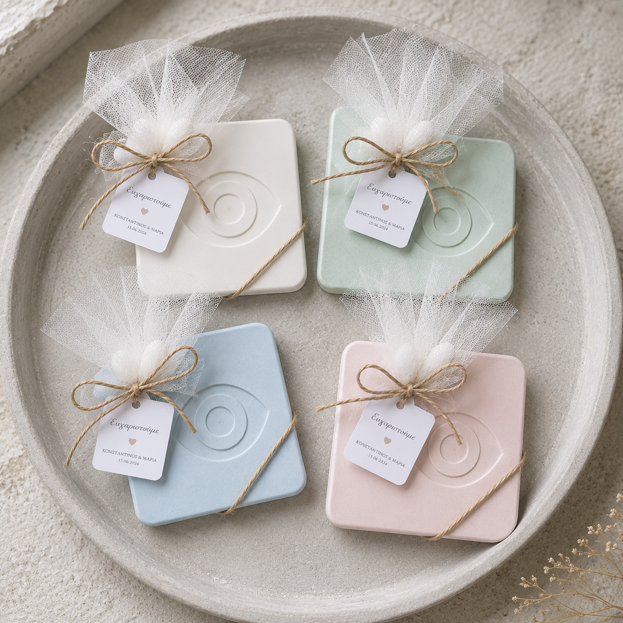 Minimal pastel σουβέρ από πλεξιγκλάς με ανάγλυφο μάτι δεμένο ως μπομπονιέρα γάμου με τούλι και λινάτσα, so cute cut