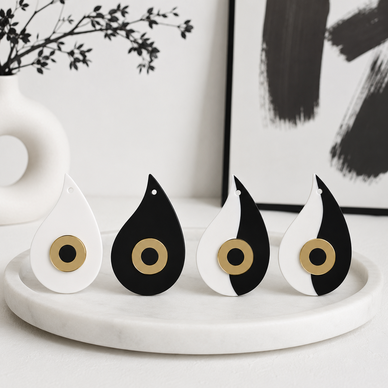 Modern Yin Eye κρεμαστό στοιχείο από πλεξιγκλάς με οργανική βάση, χρυσή ίριδα καθρέφτη και μαύρη κόρη, διαθέσιμο σε τέσσερις σχεδιαστικές εκδοχές – So Cute Cut.