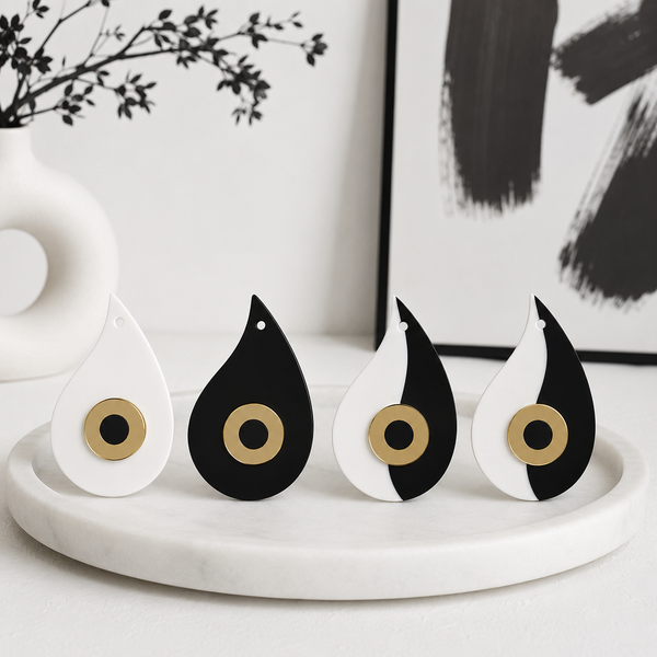 Modern Yin Eye κρεμαστό στοιχείο από πλεξιγκλάς με οργανική βάση, χρυσή ίριδα καθρέφτη και μαύρη κόρη, διαθέσιμο σε τέσσερις σχεδιαστικές εκδοχές – So Cute Cut.