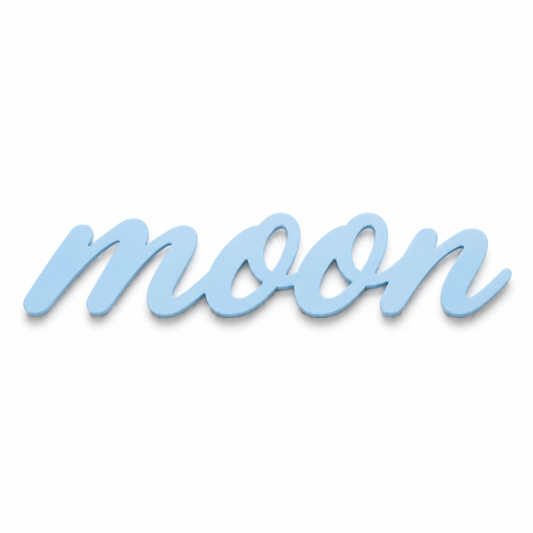 Διακοσμητική επιγραφή Moon σε script γραμματοσειρά από πλεξιγκλάς, MDF ή καθρέφτη σε λευκό φόντο για παιδική διακόσμηση, βάπτιση και DIY δημιουργίες.