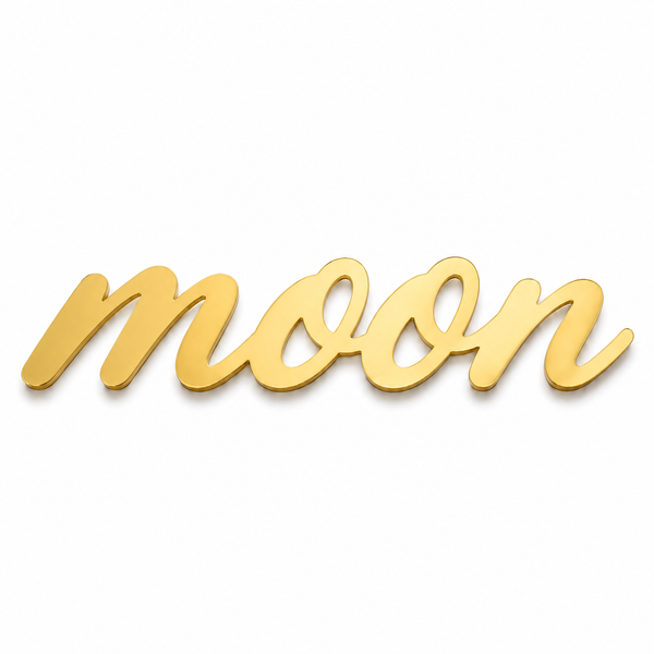 Διακοσμητική επιγραφή Moon σε script γραμματοσειρά από πλεξιγκλάς, MDF ή καθρέφτη σε λευκό φόντο για παιδική διακόσμηση, βάπτιση και DIY δημιουργίες.