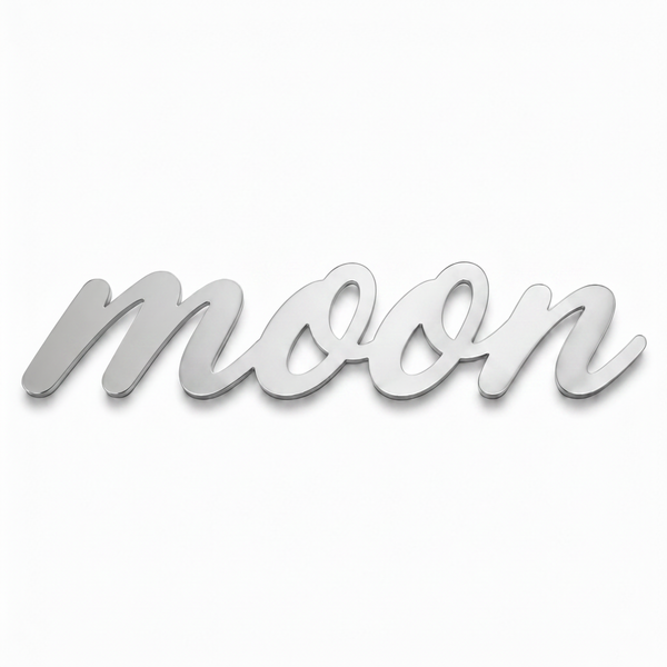 Διακοσμητική επιγραφή Moon σε script γραμματοσειρά από πλεξιγκλάς, MDF ή καθρέφτη σε λευκό φόντο για παιδική διακόσμηση, βάπτιση και DIY δημιουργίες.