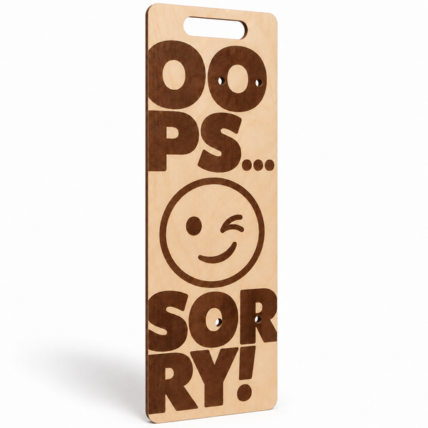 Πλάτη λαμπάδας MDF σημύδα με μεγάλα γράμματα OOPS… SORRY!, φατσούλα που κλείνει το μάτι, κεντρική χούφτα και δύο οριζόντια ζεύγη οπών δεξιά, πάνω στη χάραξη.