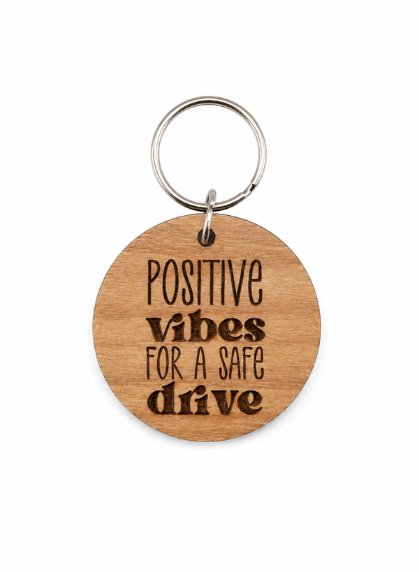 Ξύλινο στρογγυλό μπρελόκ Positive Vibes for a Safe Drive από MDF σημύδα με μεταλλικό κρίκο