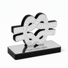 Ναυτικός κόμπος επιτραπέζιο διακοσμητικό από ασημί plexiglass καθρέφτη με μαύρη βάση και custom χαραξη προσωποποίησης, σε λευκό φόντο 