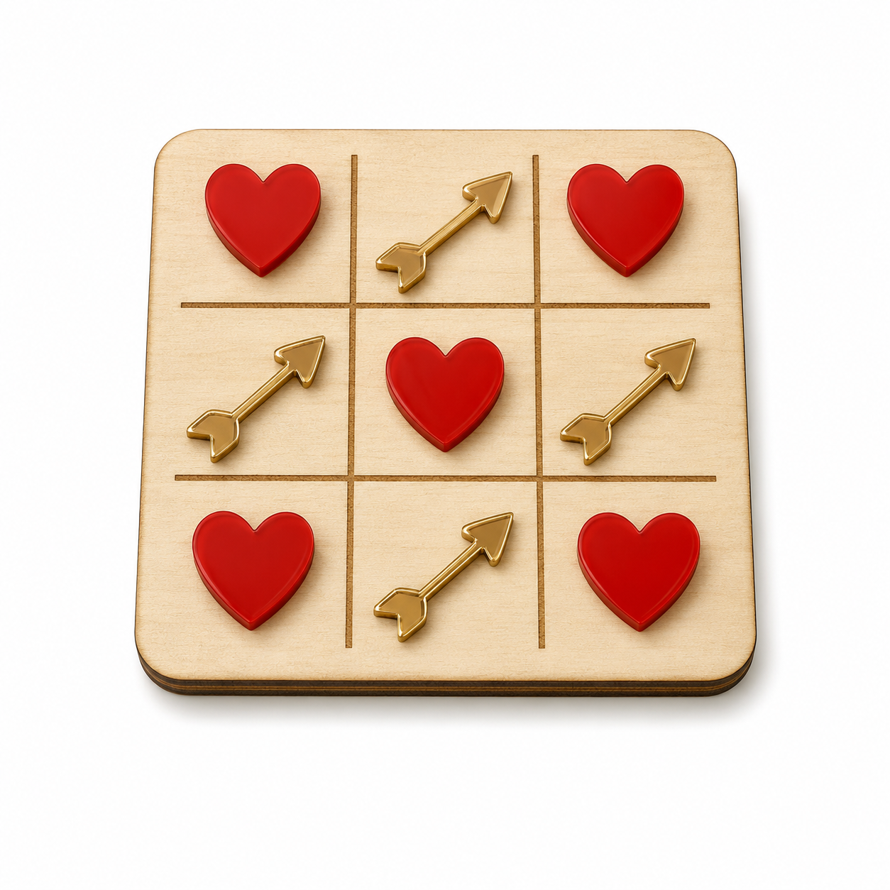 Τρίλιζα Valentine με ξύλινη βάση από MDF σημύδα και πιόνια από κόκκινες καρδιές και χρυσά βελάκια από πλεξιγκλάς σε λευκό φόντο.