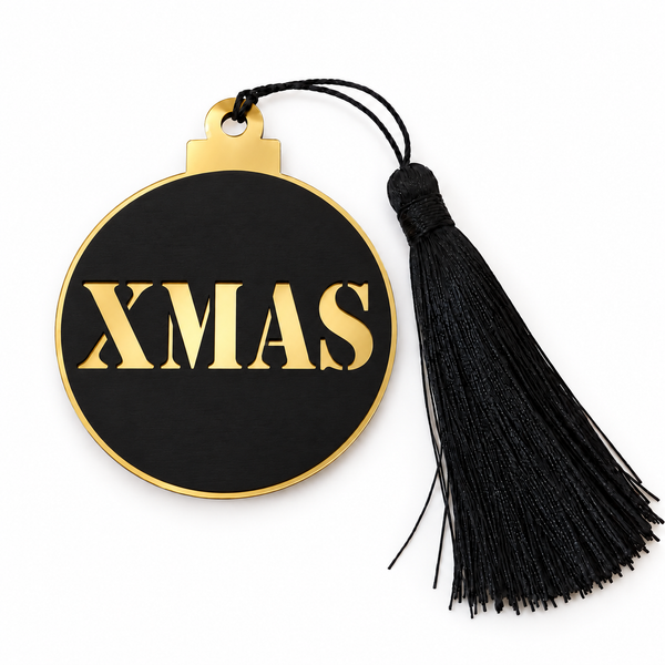 Γούρι μπάλα XMAS με μαύρη ξύλινη πρόσοψη, κοπή stencil που αποκαλύπτει τον χρυσό καθρέφτη και μαύρη φούντα, σε λευκό φόντο – So Cute Cut.