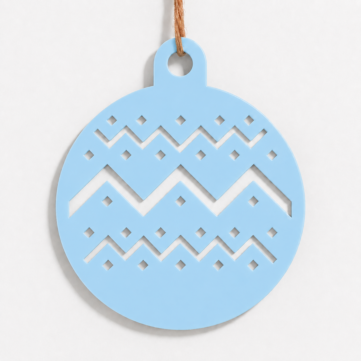 Baby blue χριστουγεννιάτικη μπάλα από plexiglass με διάτρητο Nordic σχέδιο