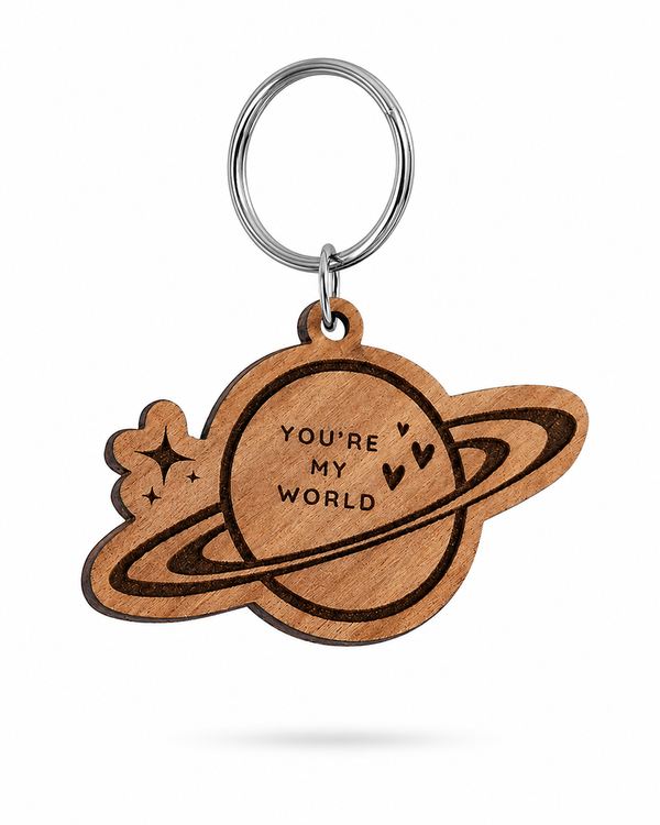 Ξύλινο μπρελόκ πλανήτης με χάραξη You're My World και μεταλλικό κρίκο σε λευκό φόντο