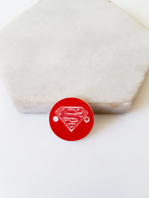 Ακρυλικό πλέξι δίχρωμο μοτίφ Superman με 2 τρύπες σε συσκευασία 15 τεμαχίων. - So Cute Cut
