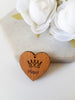 Ξύλινη καρδιά Μαμά με κορώνα με 1 τρύπα, σε συσκευασία 10 τεμαχίων - So Cute Cut
